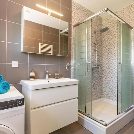 Three-bedroom In Vinjani Gornji *