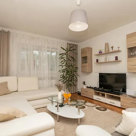 Three-bedroom In Vinjani Gornji 度假居