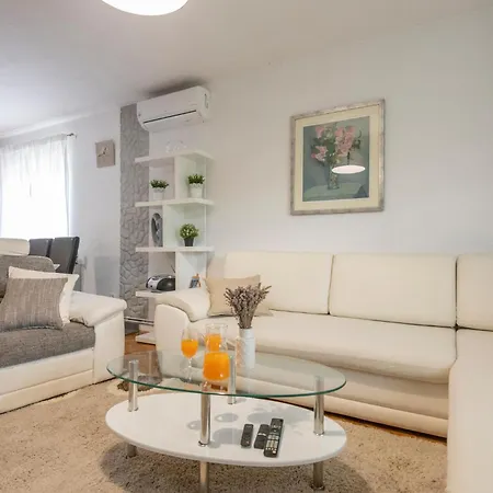 Three-bedroom In Vinjani Gornji *