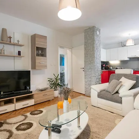 Three-bedroom In Vinjani Gornji