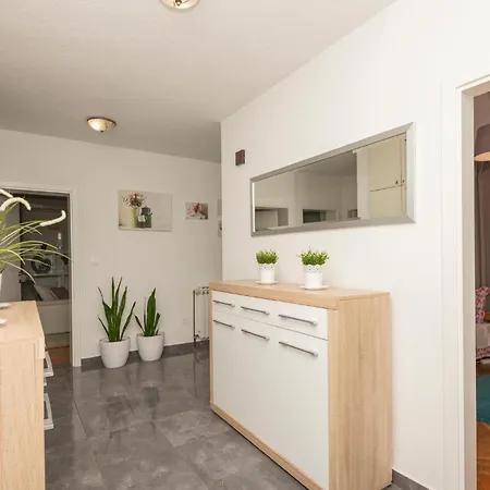 Three-bedroom In Vinjani Gornji *