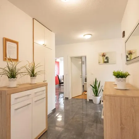 Three-bedroom In Vinjani Gornji 度假居 Aracici