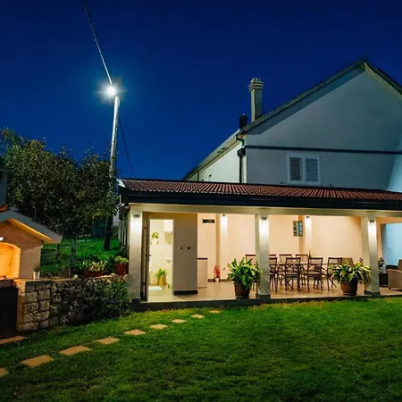 Three-bedroom In Vinjani Gornji